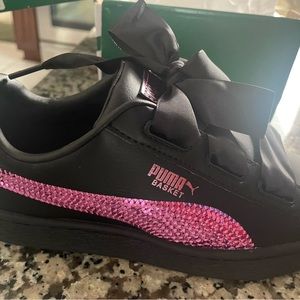 Puma sneakers black with pink detail and a satin bow